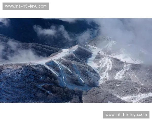 滑雪资讯|雪季全景指南:目的地、装备与潮流速递 滑雪资讯|雪季全景指南:目的地、装备与潮流速递